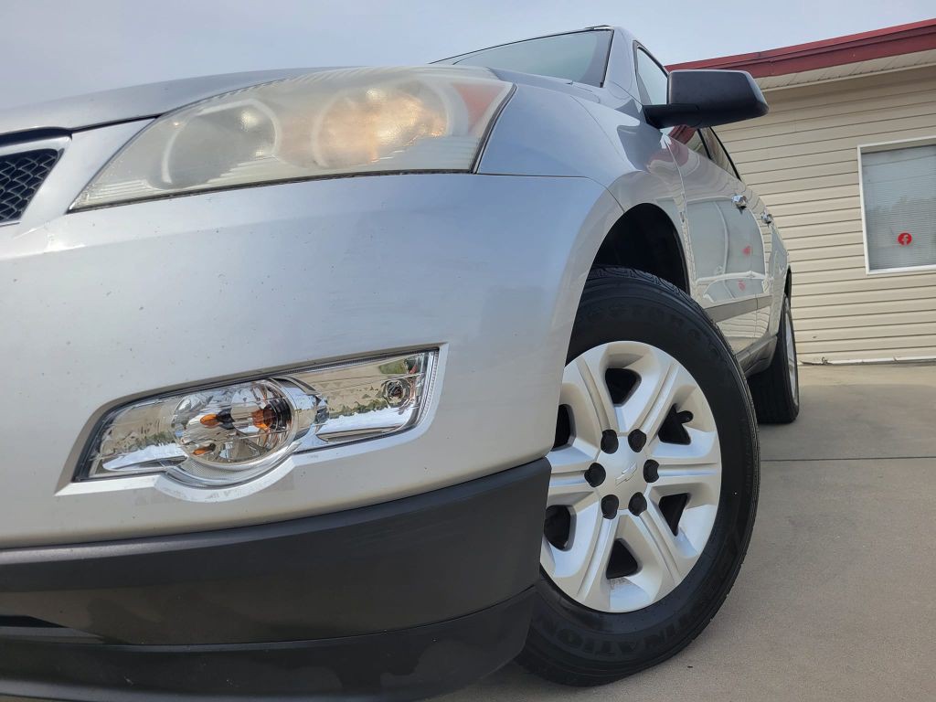 2011 Chevrolet Traverse Image 2