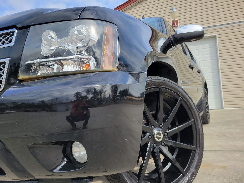 2009 Chevrolet Suburban Image 2