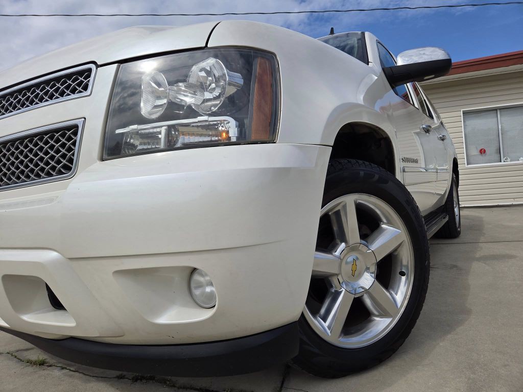 2011 Chevrolet Suburban Image 2