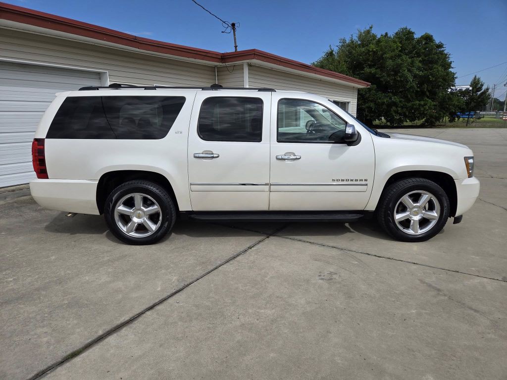 2011 Chevrolet Suburban Image 6