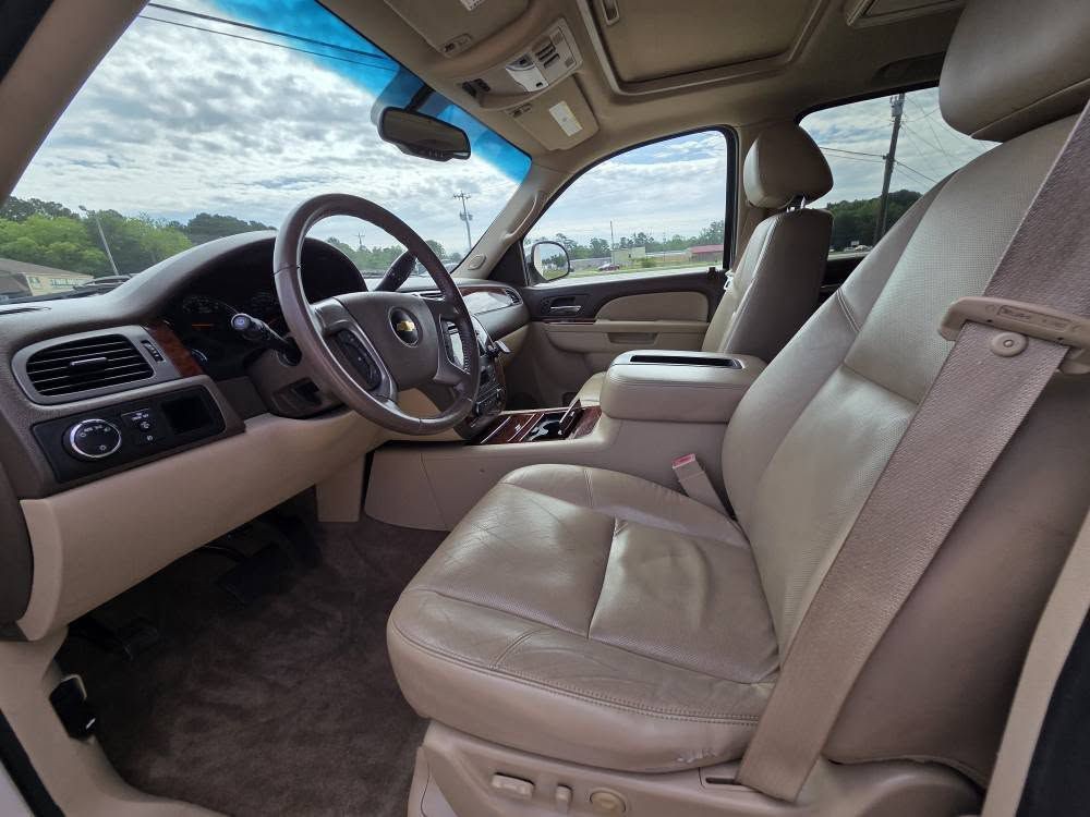 2011 Chevrolet Suburban Image 11