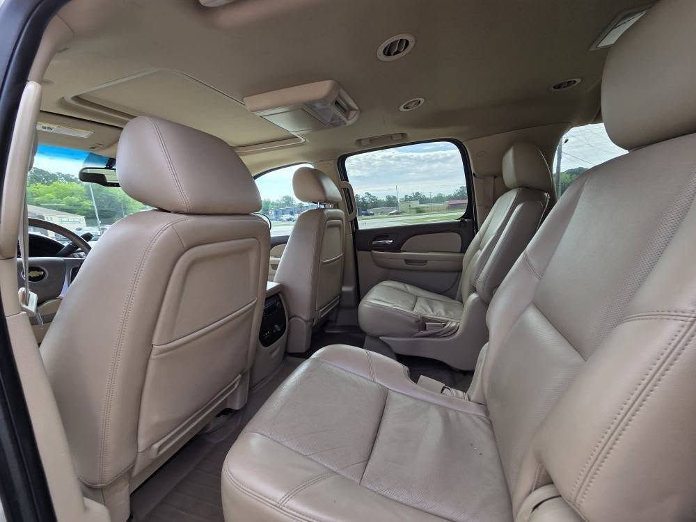 2011 Chevrolet Suburban Image 12