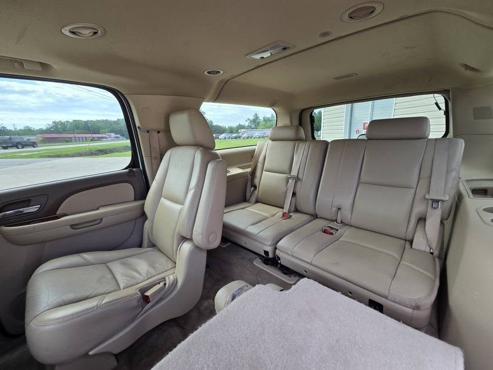 2011 Chevrolet Suburban Image 13