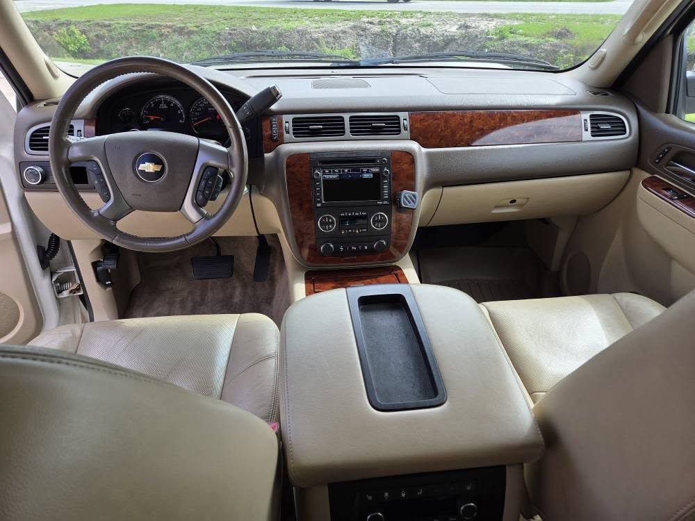 2011 Chevrolet Suburban Image 16