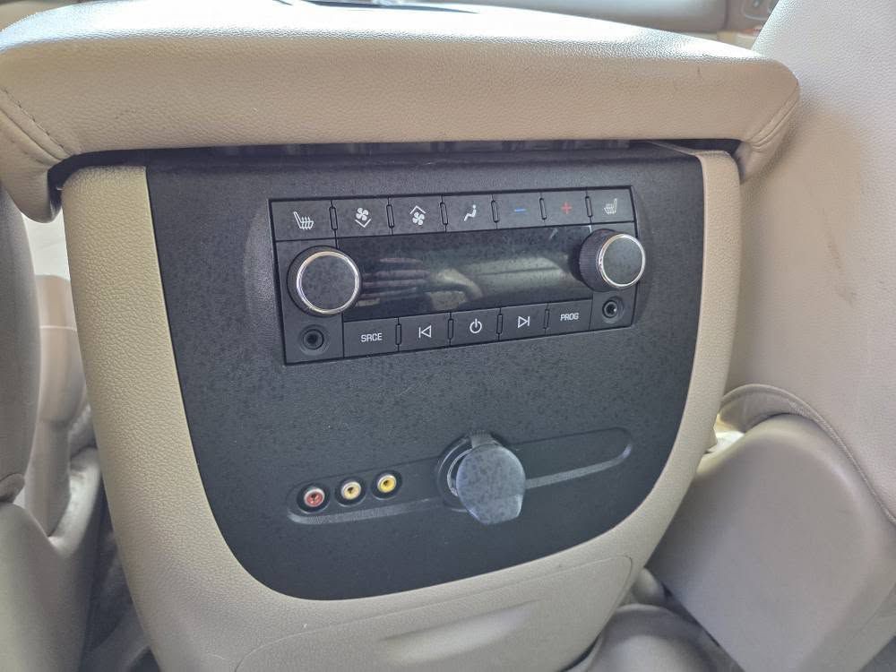 2011 Chevrolet Suburban Image 17