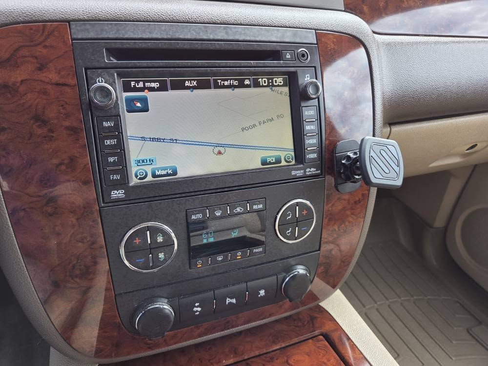 2011 Chevrolet Suburban Image 18