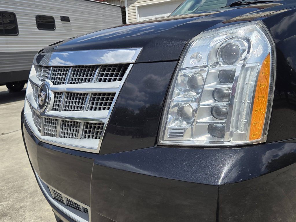 2011 Cadillac Escalade Image 2