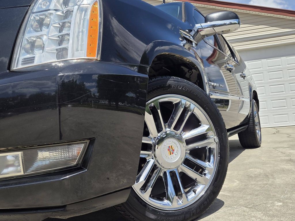 2011 Cadillac Escalade Image 3