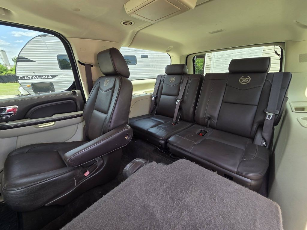 2011 Cadillac Escalade Image 14