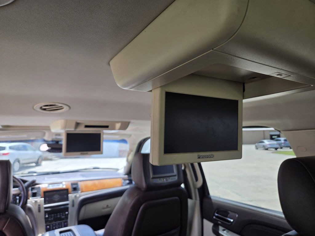 2011 Cadillac Escalade Image 17