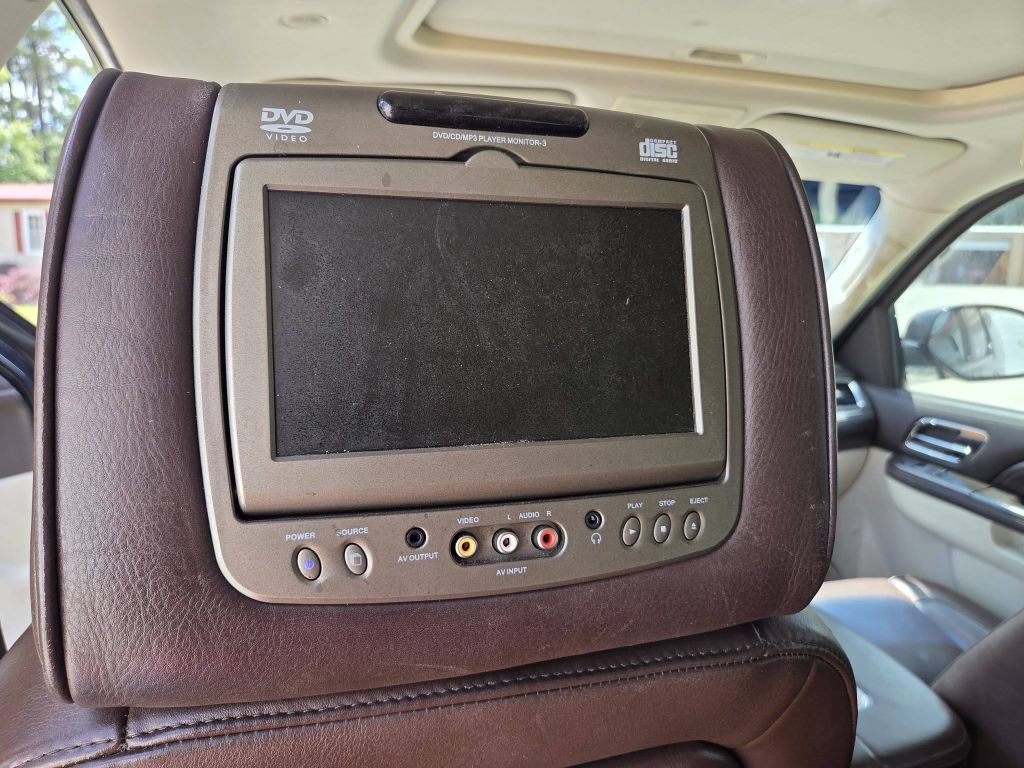2011 Cadillac Escalade Image 18