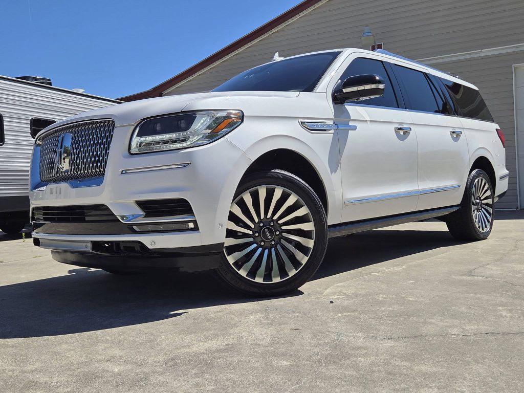 2019 Lincoln Navigator Image 2