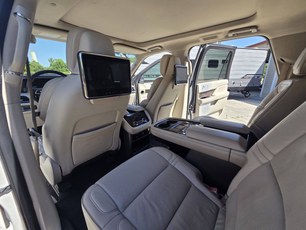 2019 Lincoln Navigator Image 16