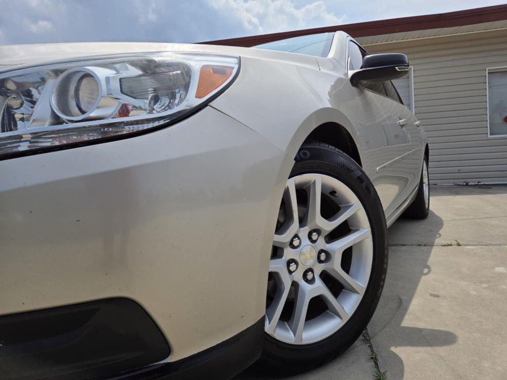 2015 Chevrolet Malibu Image 2