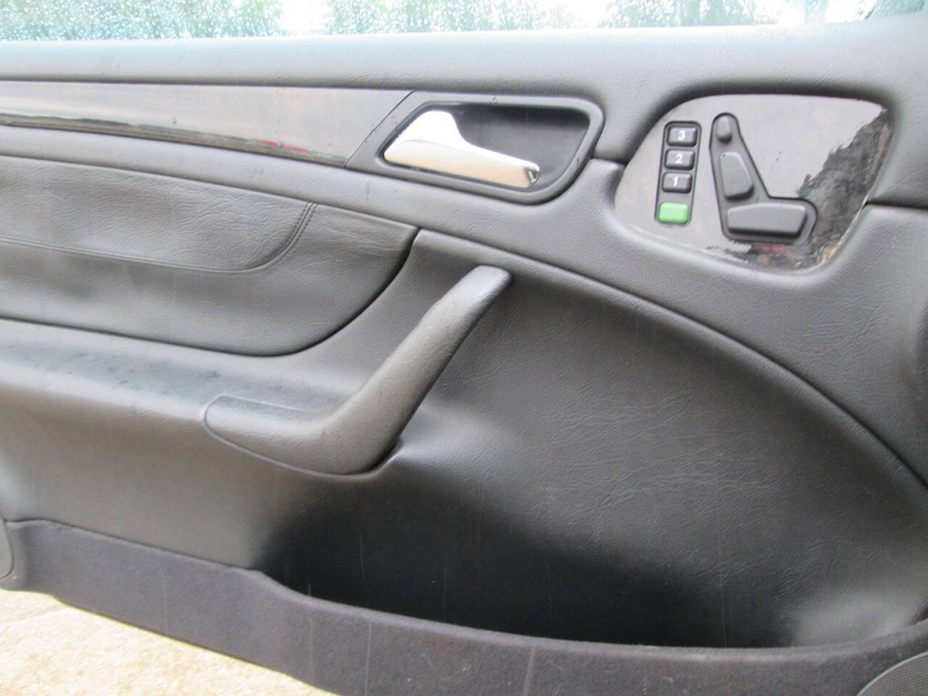 2003 Mercedes-Benz CLK-Class Image 9