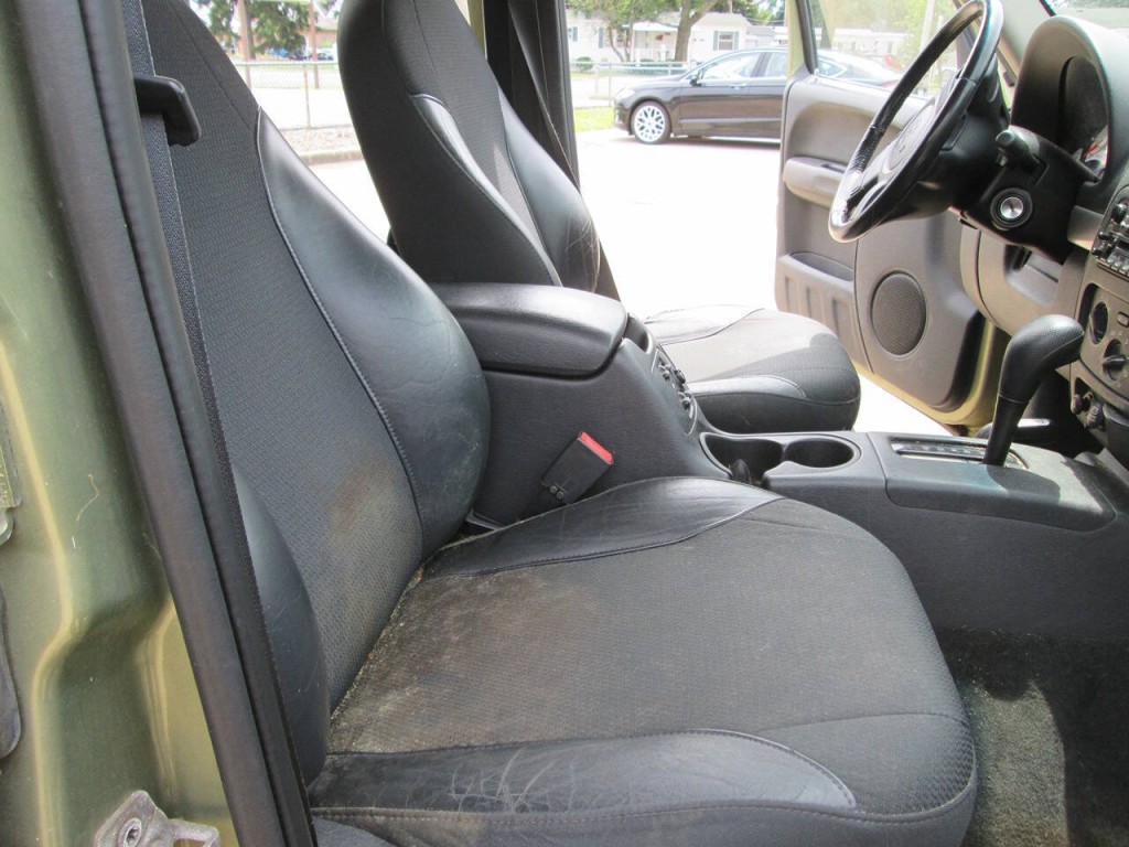 2002 Jeep Liberty Image 13