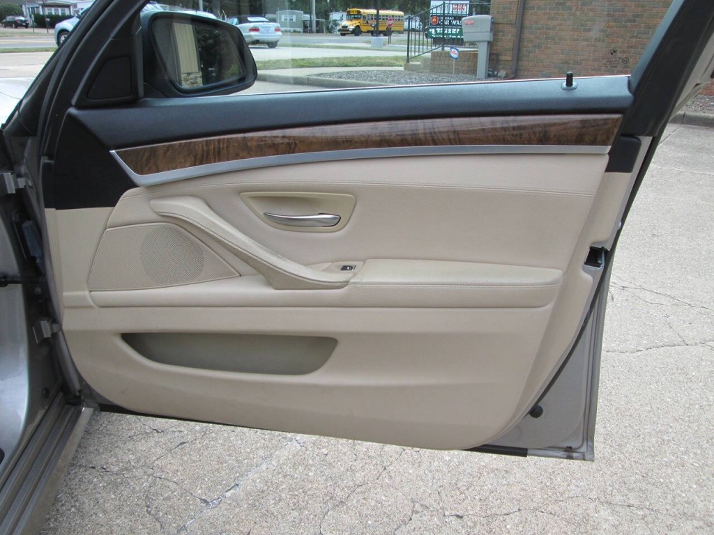2012 BMW 5 Series Image 17