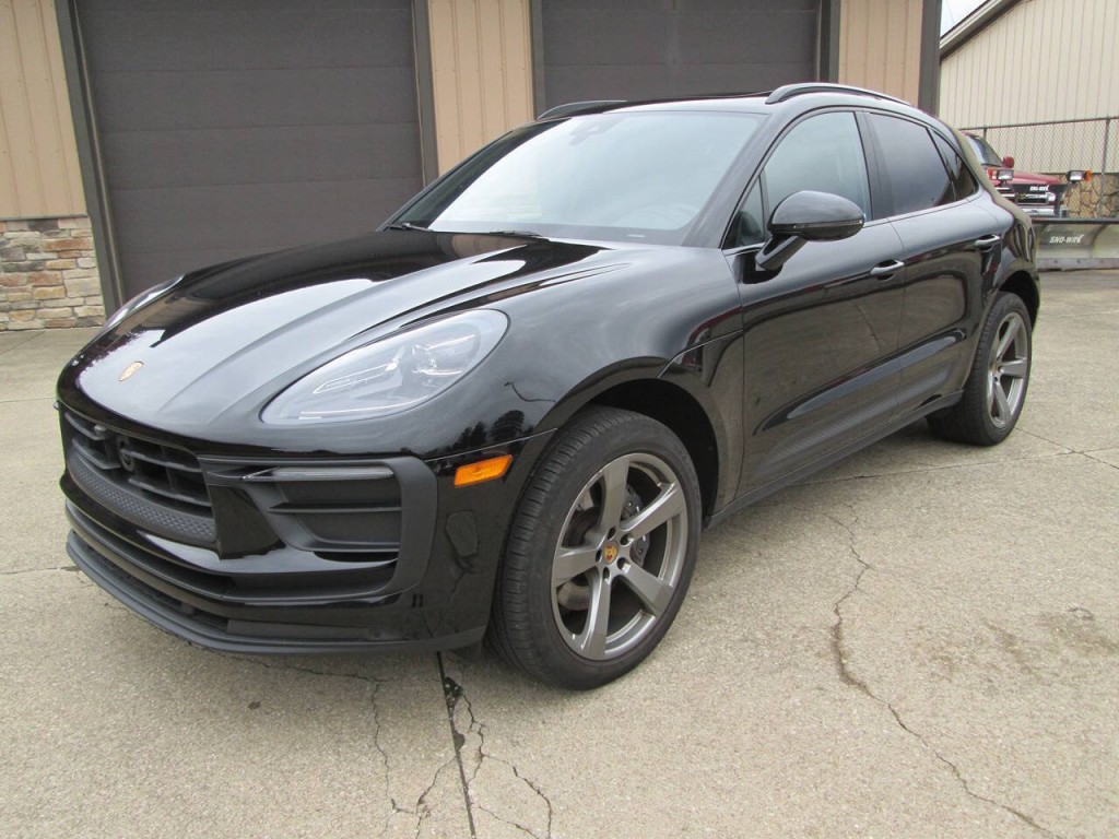 2023 Porsche Macan Image 2