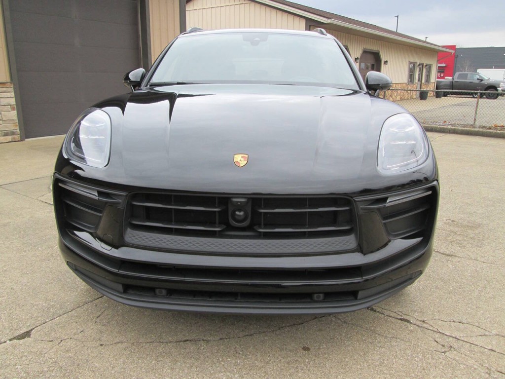 2023 Porsche Macan Image 3