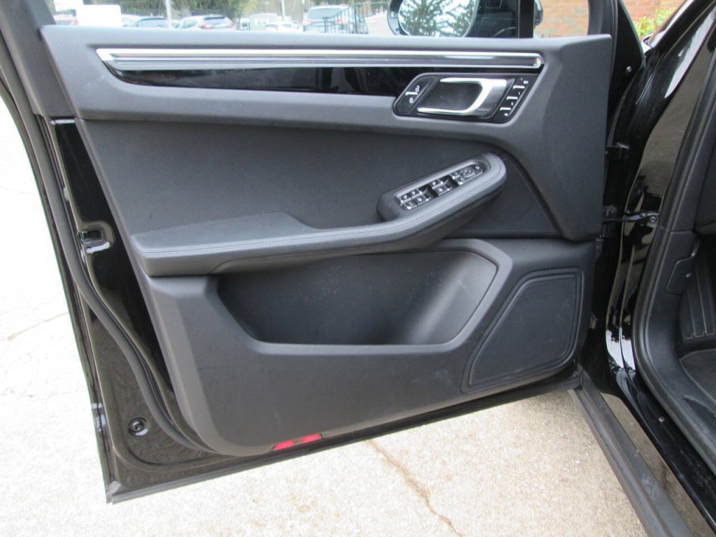 2023 Porsche Macan Image 14