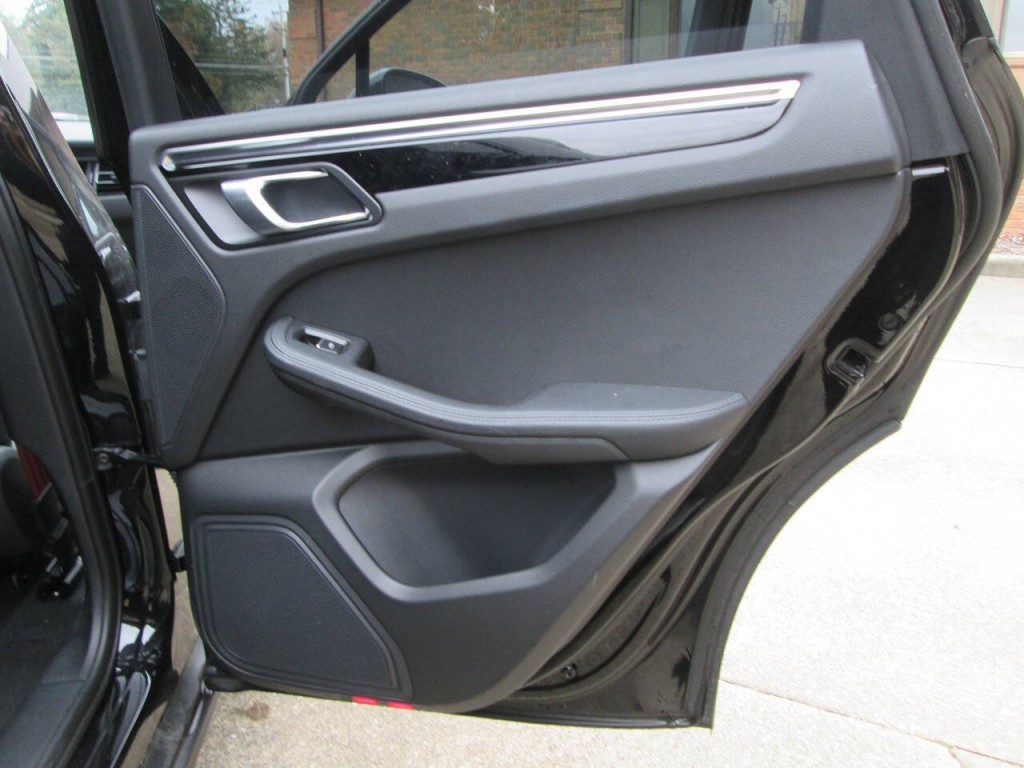 2023 Porsche Macan Image 16