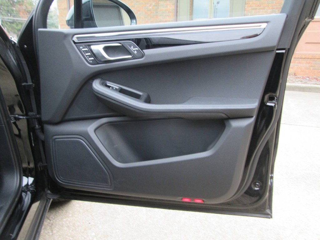 2023 Porsche Macan Image 17