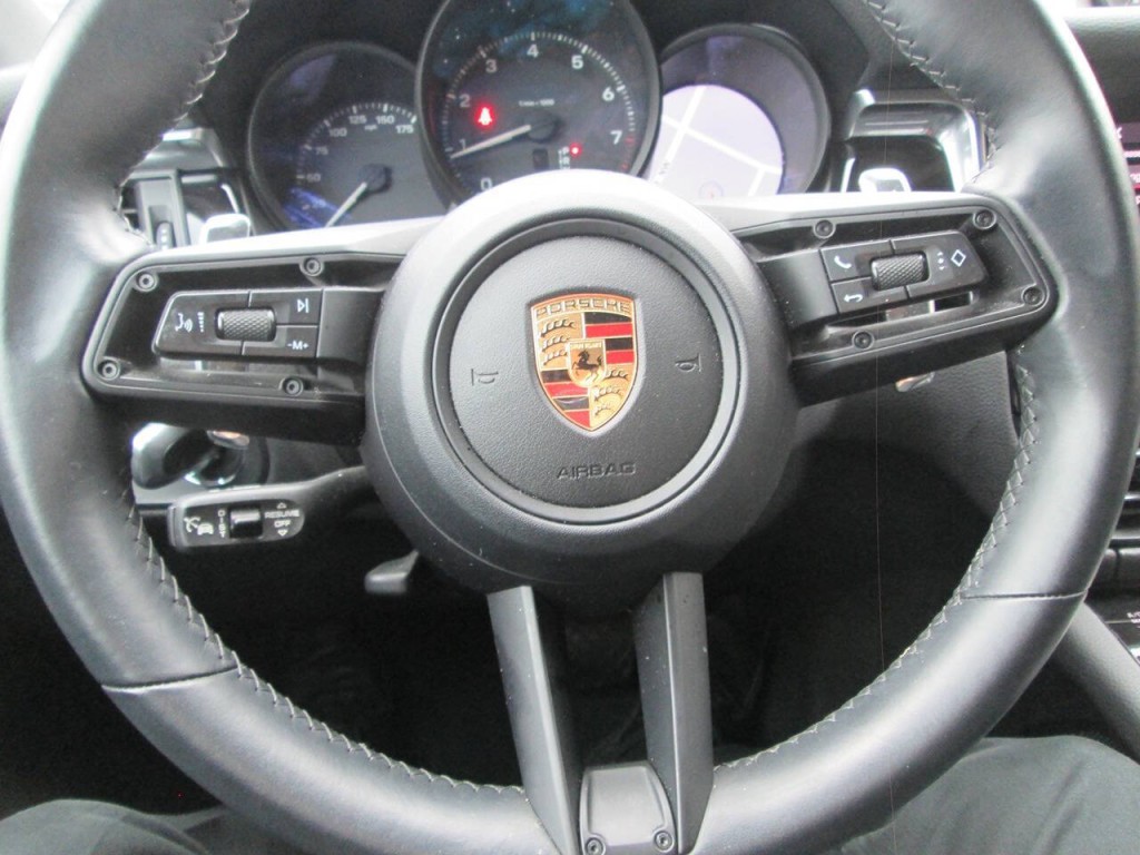 2023 Porsche Macan Image 19