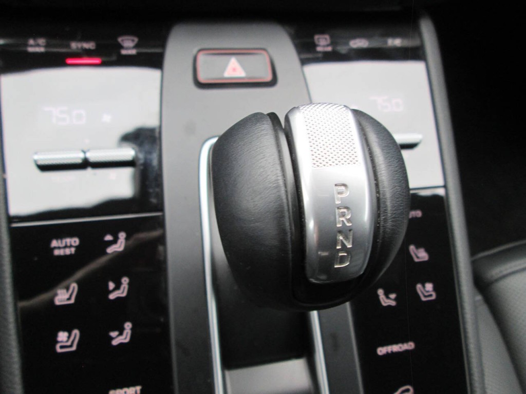 2023 Porsche Macan Image 21