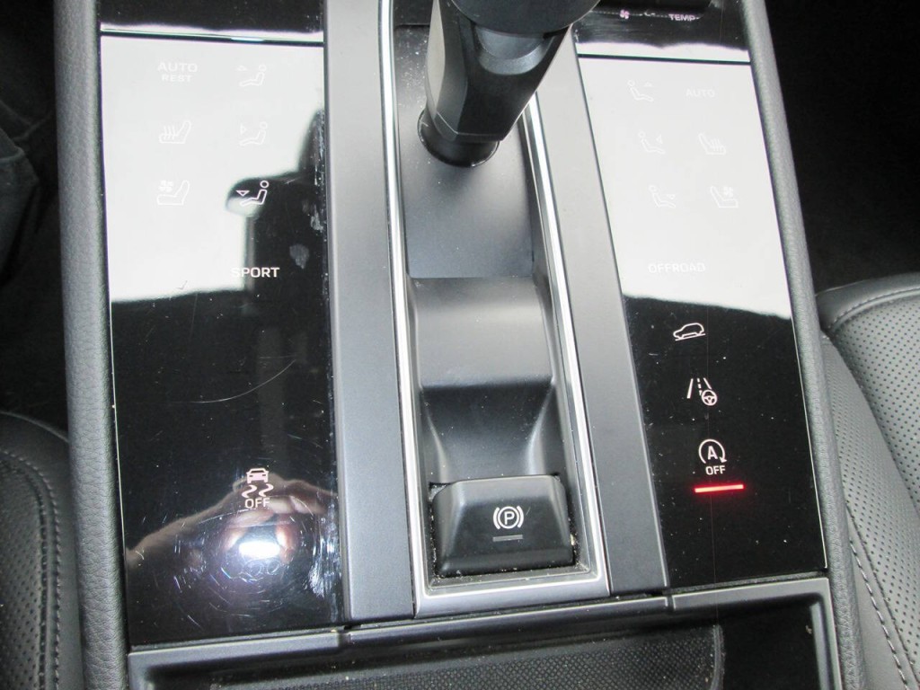 2023 Porsche Macan Image 22