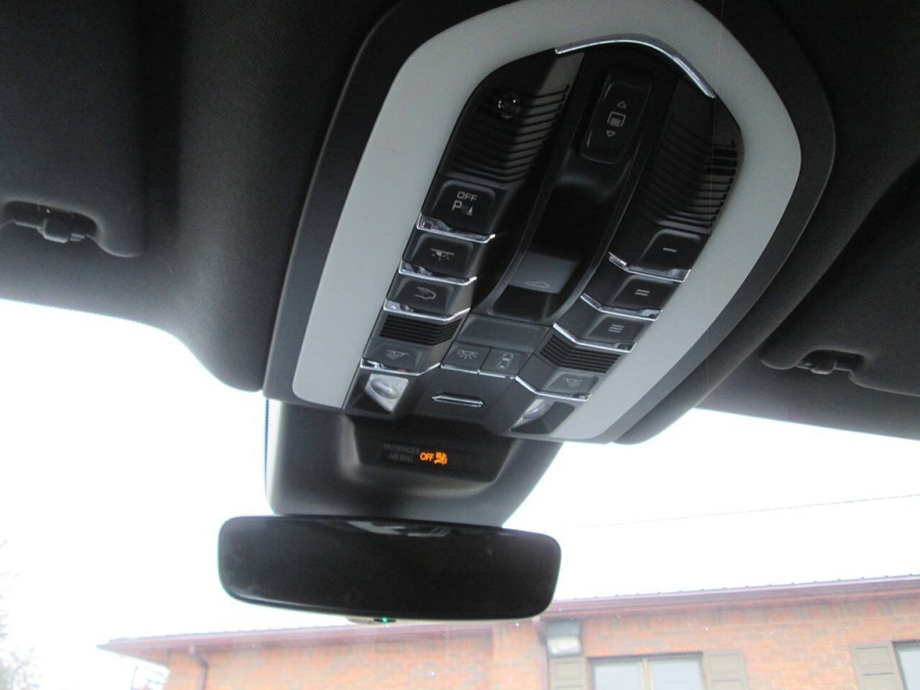 2023 Porsche Macan Image 23