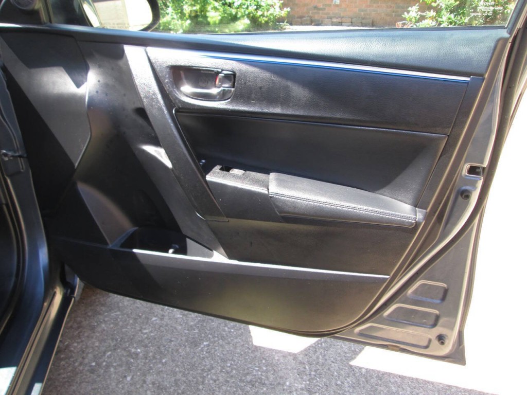 2016 Toyota Corolla Image 16