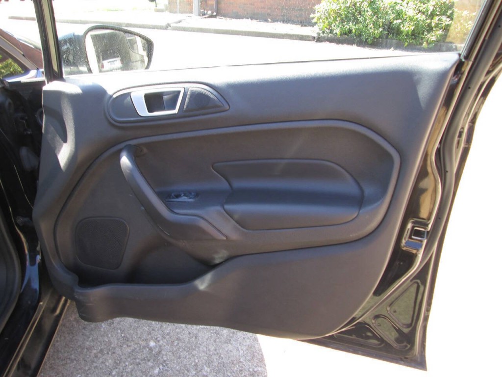 2016 Ford Fiesta Image 17