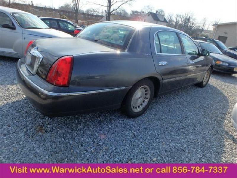 1999 Lincoln Town Car Image 2