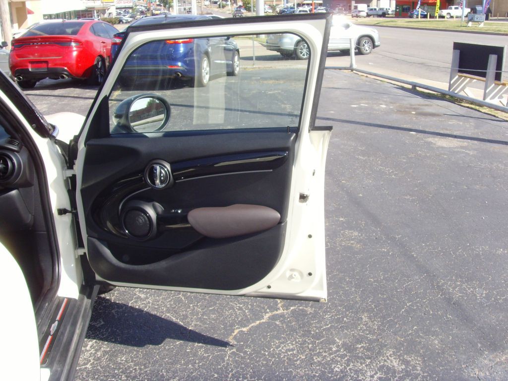 2015 MINI Cooper Image 14
