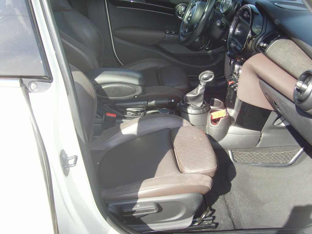 2015 MINI Cooper Image 15