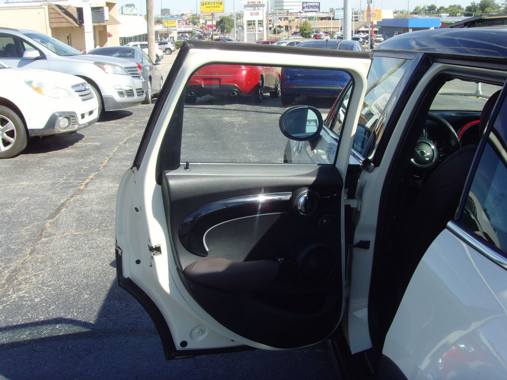 2015 MINI Cooper Image 17