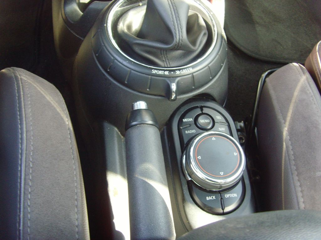 2015 MINI Cooper Image 28