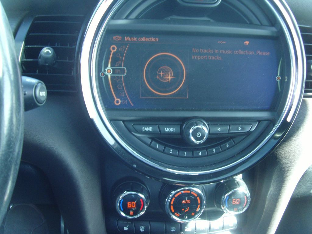2015 MINI Cooper Image 30