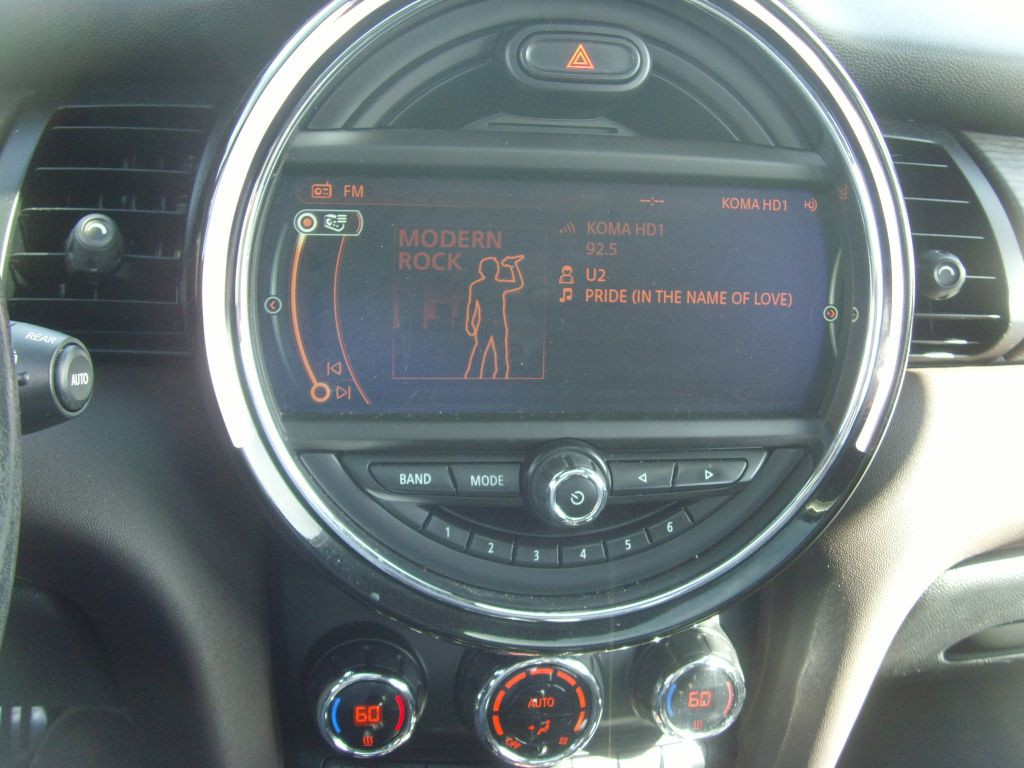 2015 MINI Cooper Image 32