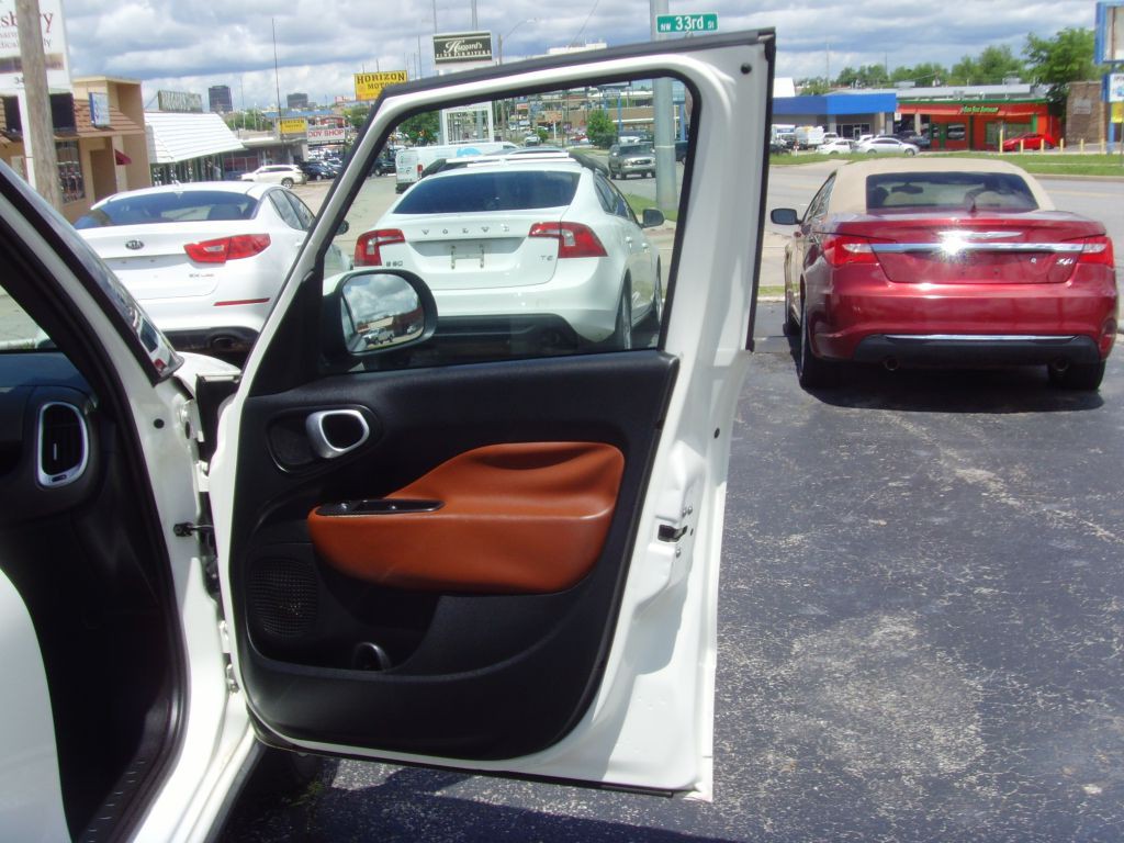 2015 FIAT 500L Image 9