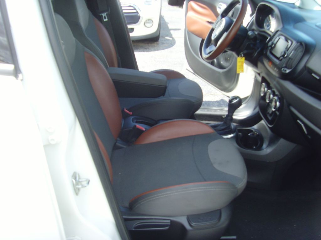 2015 FIAT 500L Image 10