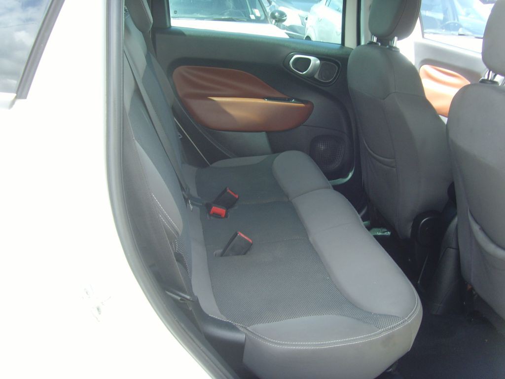 2015 FIAT 500L Image 12
