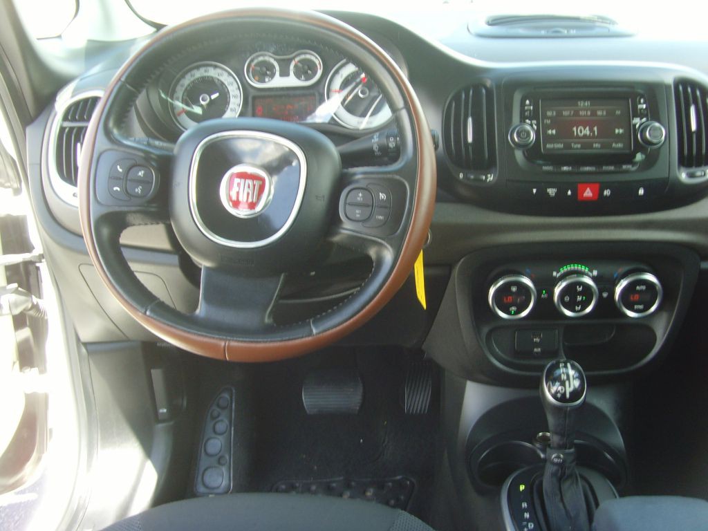 2015 FIAT 500L Image 16
