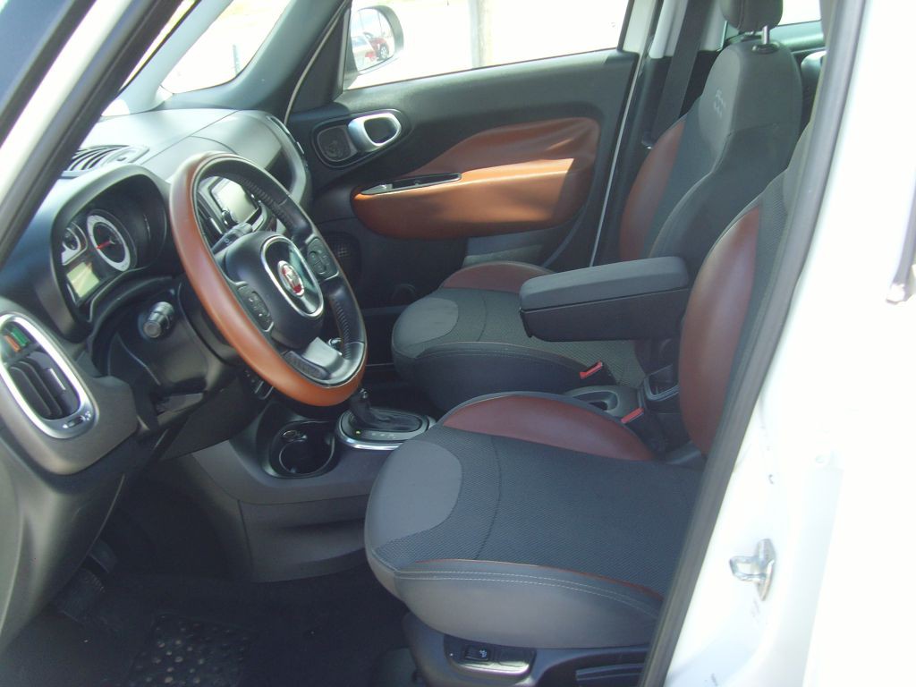 2015 FIAT 500L Image 18