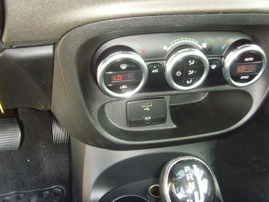 2015 FIAT 500L Image 21