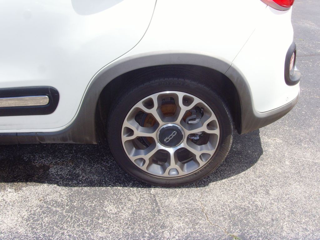 2015 FIAT 500L Image 28