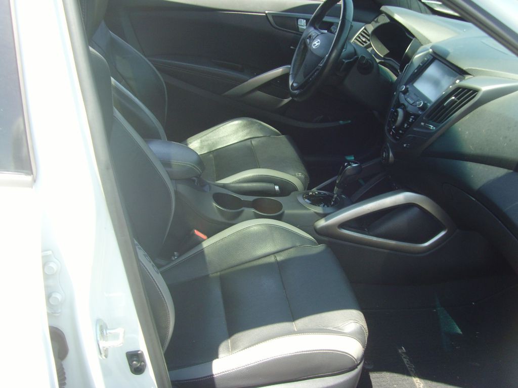 2016 Hyundai Veloster Image 11