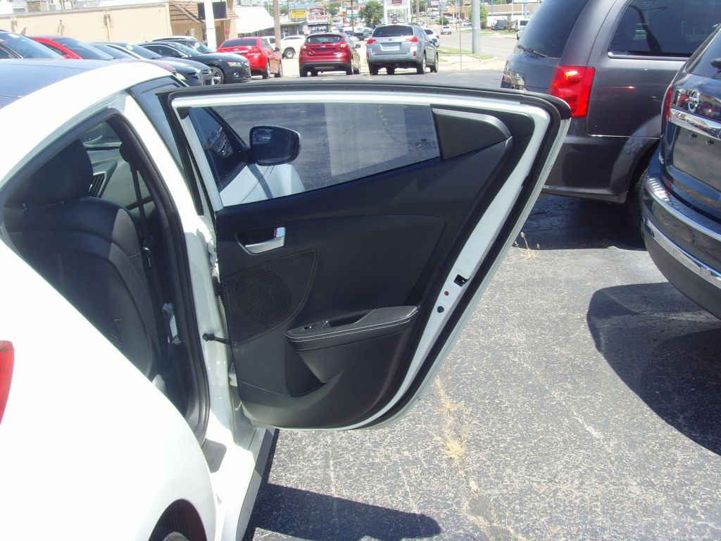 2016 Hyundai Veloster Image 12