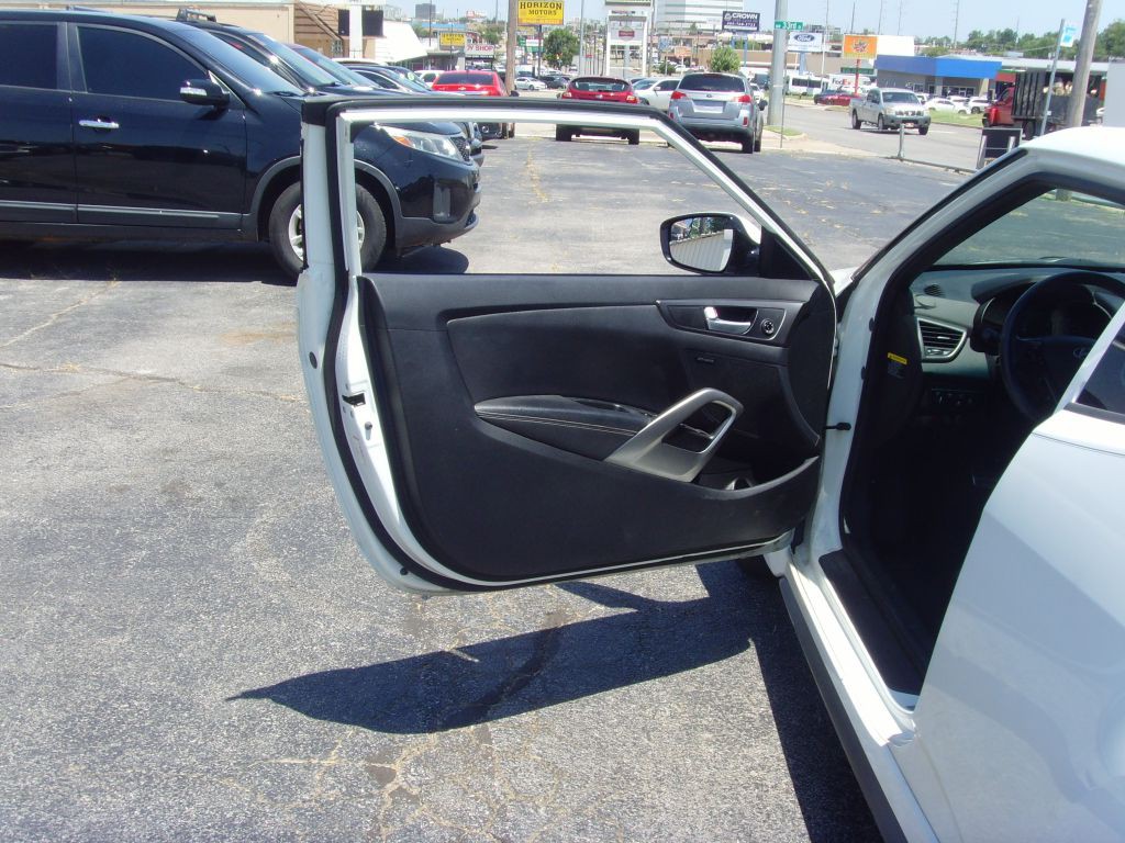 2016 Hyundai Veloster Image 15