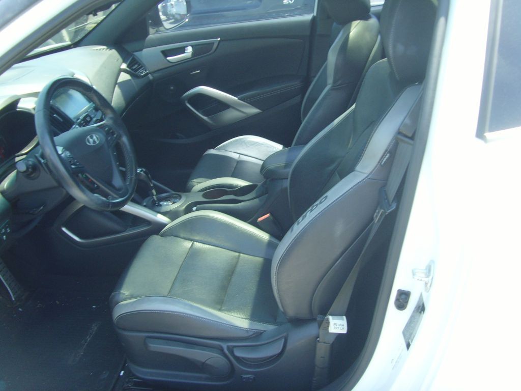 2016 Hyundai Veloster Image 16